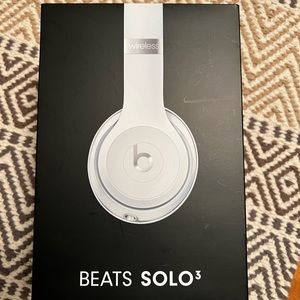 Beats Solo3 Satin Silver, wireless, with box & all accessories, like new